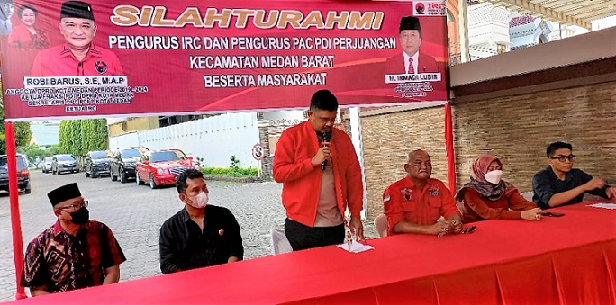 Bobby Nasution dan Robi Barus, Ketua IRC saat berdialog mendengarkan keluhan warga.