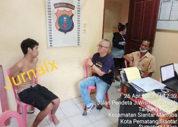 Kanit Reskrim AIPDA Gixson Rumapea menginterogasi Pelaku curanmor, Yudha Pratama Silitonga alias Yudha diruangan kerjanya