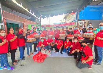 Hasyim Ketua DPC PDI Perjuangan Bersama pengurus Ranting Pandau Hulu II saat pelaksanaan bakti sosial. (Foto Ist)