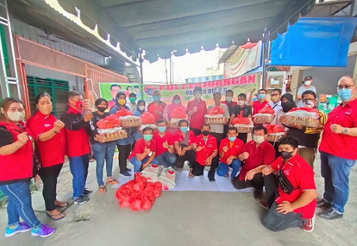 Hasyim Ketua DPC PDI Perjuangan Bersama pengurus Ranting Pandau Hulu II saat pelaksanaan bakti sosial. (Foto Ist)