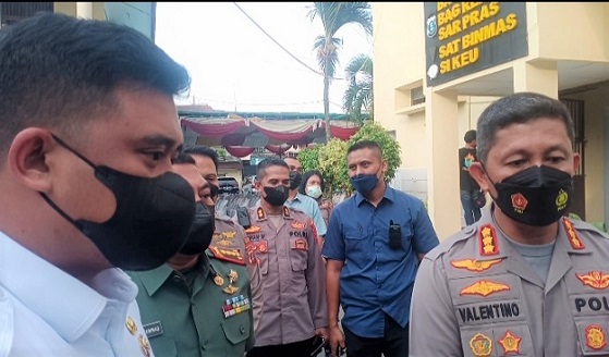 Kapolretabes Medan Valentino Alfa Tatareda dan Bobby Nasution Wali Kota Medan usai pertemuan di Polretabes Medan. (Foto Ist)