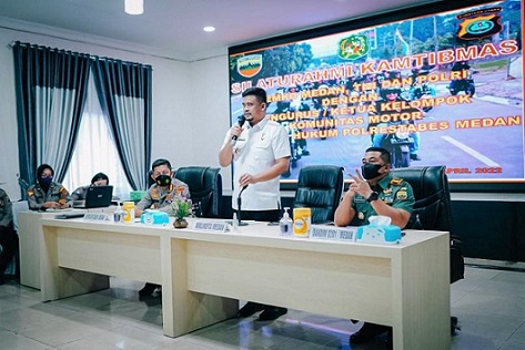 Wali Kota Medan, Bobby Nasution, Kapolrestabes Medan Kombes Pol Valentino Alfa Tatareda SH SIK dan Dandim 0201/Medan Kolonel Inf Ferry Muzawwad SIP silaturahmi dengan komunitas motor di Polrestabes Medan. (Foto Ist)