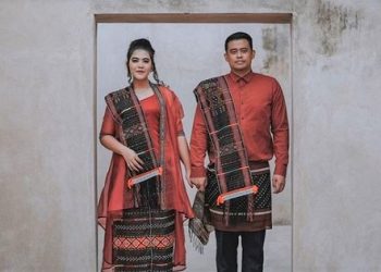 Kahiyang Ayu dan Bobby Nasution kenakan ulos. (Foto Ist)