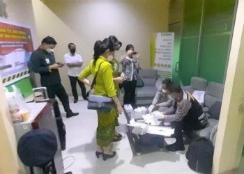 Pemeriksaan urine awak dan kru oleh Polda Sumut. (Foto Ist)