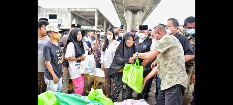 Gubsu Edy Rahmayadi saat meninjau korbn kebakaran Jalan Wahidin Medan dan memberikan bantuan. (Foto Ist)