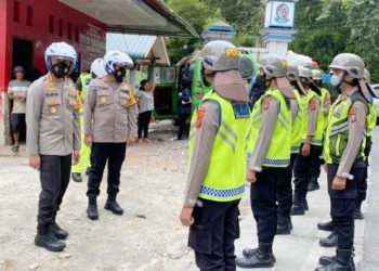 Kapolrestabes Medan Kombes Pol Valentino Alfa Tatareda saat pimpin apel pasukan di kawasan perbatasan objek wisata Brastagi