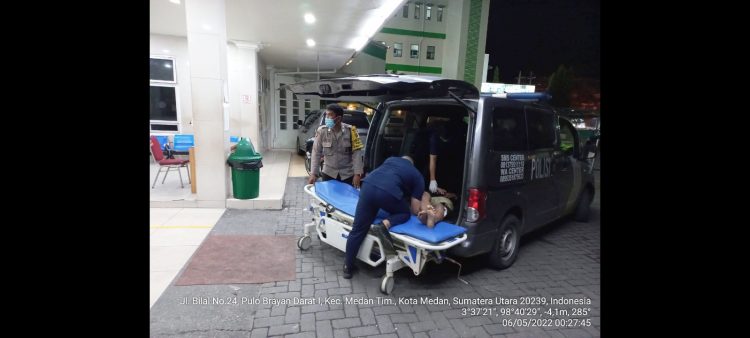 Personil polisi bantu warga alami kecelakaan. (Foto Ist)