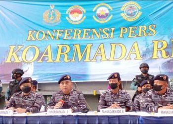 Pangkoarmada RI Laksdya TNI Agung Prasetiawan memberikan keterangan kepada wartawan