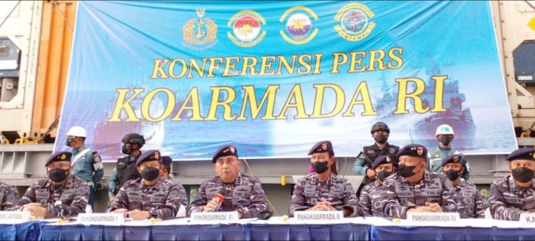 Pangkoarmada RI Laksdya TNI Agung Prasetiawan memberikan keterangan kepada wartawan