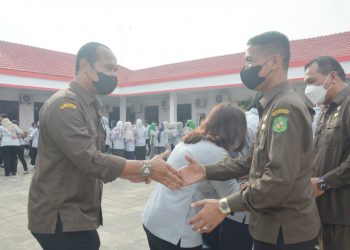 Suwarno Dirut PUD Pasar saat laksanakan apel perdana pasca libur Idul Fitri. (Foto Romulo)