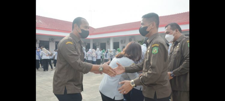 Suwarno Dirut PUD Pasar saat laksanakan apel perdana pasca libur Idul Fitri. (Foto Romulo)