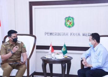 Bobby Nasution, Walikota Medan saat menerima penguru marga Aritonang. (Foto Ist)