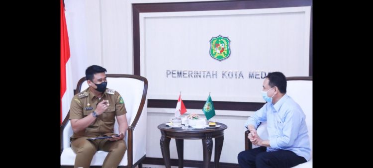 Bobby Nasution, Walikota Medan saat menerima penguru marga Aritonang. (Foto Ist)