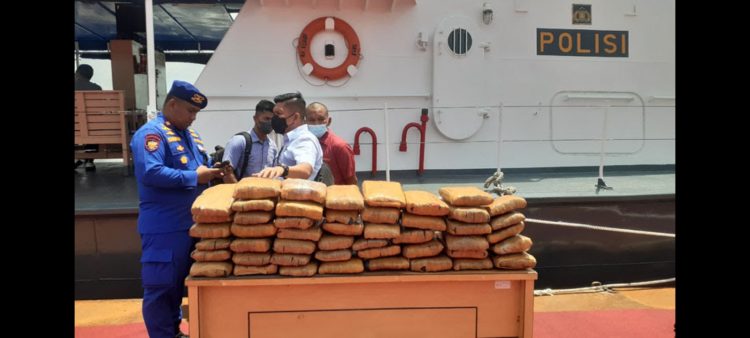 Ganja dan tersangka Ilham yang berhasil diamankan. (Foto Ist)