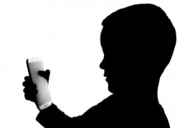 Ilustrasi Anak Main Gadget. (Foto Ist)