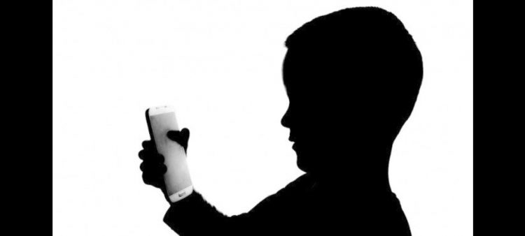 Ilustrasi Anak Main Gadget. (Foto Ist)
