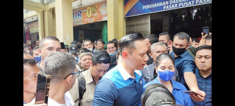 AHY dan Annisa Pohan di Pusat Pasar Medan. (Foto Ist)
