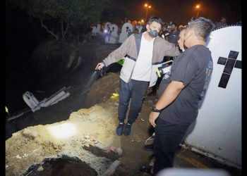 Wali Kota Medan, Bobby Nasution saat meninjau Pemakaman Simalingkar B yang longsor belum lama ini hingga akhirnya dibenahi. (Foto Ist)