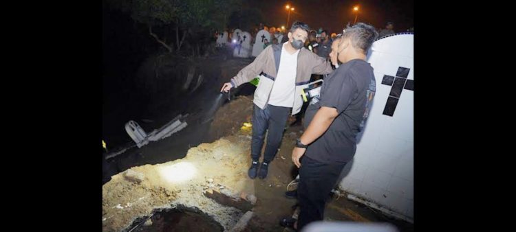 Wali Kota Medan, Bobby Nasution saat meninjau Pemakaman Simalingkar B yang longsor belum lama ini hingga akhirnya dibenahi. (Foto Ist)