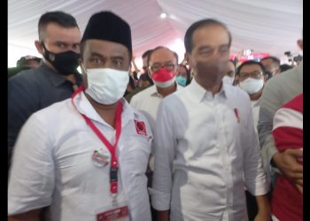 Jokowi berfoto bersama dengan Rafles Silaen pengurus Projo dari Sumut di Rakernas V Projo di Magelang / Kompleks Candi Borubudur, Jawa Tengah. (Foto : Ist)