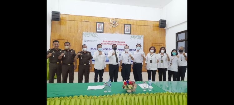 Kajari Siantar Jurist Pricesely SH, MH didampingi JPN bersama BPJS Kesehatan lakukan Penandatanganan nota kesepahaman bidang Datun.