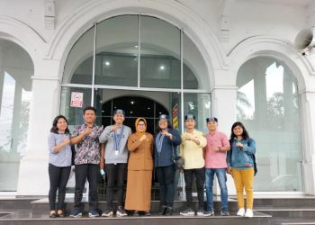Pengurus GMKI Siantar-Simalungun photo bersama Plt. Wali Kota Siantar dr. Susanti Dewayani SpA usai audiensi