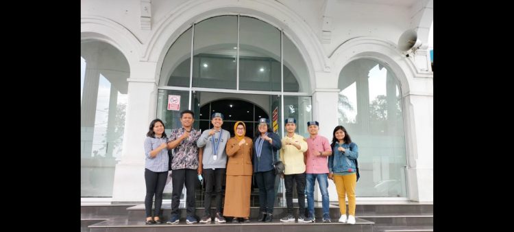 Pengurus GMKI Siantar-Simalungun photo bersama Plt. Wali Kota Siantar dr. Susanti Dewayani SpA usai audiensi
