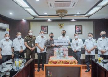 Kejari Belawan Nusirwan Sahrul MM menyerahkan uang negara yang berhasil diselamatkan sebesar Rp.1.941.259.236,75 kepada Pemko Medan yang diterima Wakil Wali Kota H Aulia Rachman disaksikan Kepala BPK Perwakilan Sumut Eydu Oktain Panjaitan. (Foto Ist)