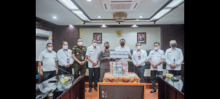 Kejari Belawan Nusirwan Sahrul MM menyerahkan uang negara yang berhasil diselamatkan sebesar Rp.1.941.259.236,75 kepada Pemko Medan yang diterima Wakil Wali Kota H Aulia Rachman disaksikan Kepala BPK Perwakilan Sumut Eydu Oktain Panjaitan. (Foto Ist)