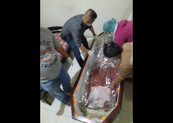 jenajah korban Kestiana boru Manurung dimasukkan ke peti jenajah