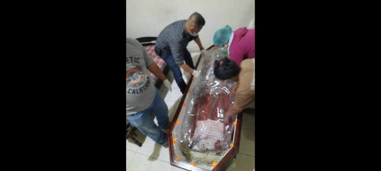 jenajah korban Kestiana boru Manurung dimasukkan ke peti jenajah