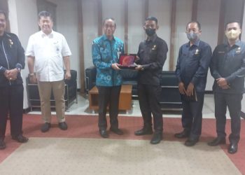 Suwarno Dirut PUD Pasar dan jajaran saat melakukan pertemuan dengan Bank Sumut yang dipimpin Dirut Bank Sumut Rahmat Fadillah Pohan. (Foto Romulo)