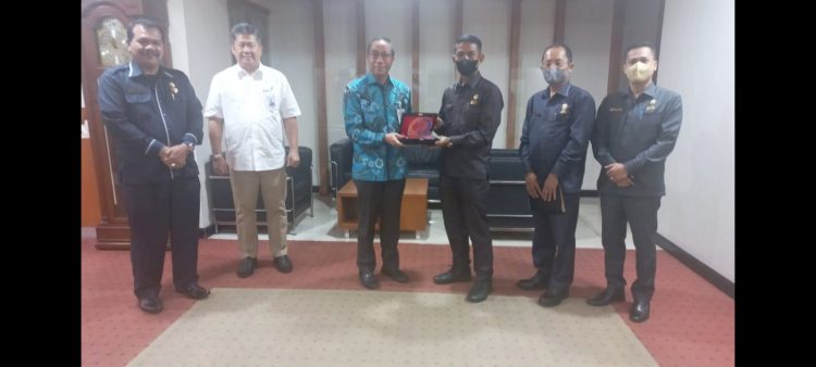 Suwarno Dirut PUD Pasar dan jajaran saat melakukan pertemuan dengan Bank Sumut yang dipimpin Dirut Bank Sumut Rahmat Fadillah Pohan. (Foto Romulo)