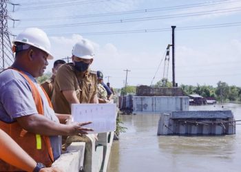 Wali Kota Medan,Bobby Nasution saat meninjau jembatan Sicanang.(Foto Ist)