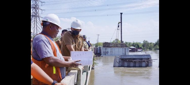 Wali Kota Medan,Bobby Nasution saat meninjau jembatan Sicanang.(Foto Ist)