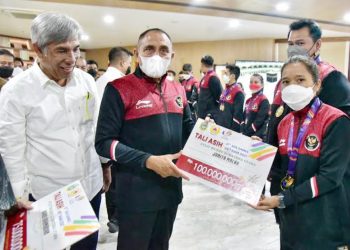Gubsu Edy Rahmayadi serahkan bonus kepada atlet Sea Games Vietnam. (Foto Ist)