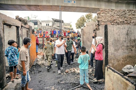 Bobby Nasution, Wali Kota Medan menyambangi korban kebakaran Pasar Besi di Jalan Wahidin Kecamatan Medan Area. (Foto Ist)