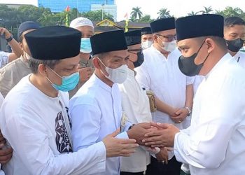Suwarno Dirut PUD Pasar Medan usai sholat Idul fitri menyalami Bobby Nasution Wali Kota Medan. (Foto Romulo)