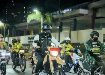 Bobby Nasution, Wali Kota Medan melakukan patroli dengan mengunakan sepeda motor. (Foto Ist)
