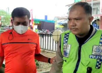 Darwin Antonius Sibarani banpol yang mengaku polisi diamankan. (Foto Ist)