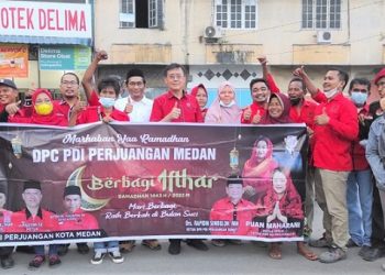 Hasyim Ketua DPC PDI Perjuangan saat laksanakan pembagian takjil dirangkai safari terakhir. (Foto Ist)