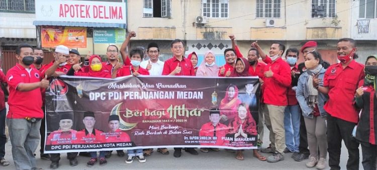 Hasyim Ketua DPC PDI Perjuangan saat laksanakan pembagian takjil dirangkai safari terakhir. (Foto Ist)