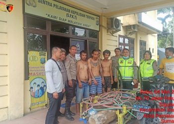 Ketiga Pelaku pencurian dan barang bukti diapit Kasat Reskrim AKP Banuara Manurung SH, Kapolsek Siantar Utara IPTU Herli D Damanik SH serta anggota