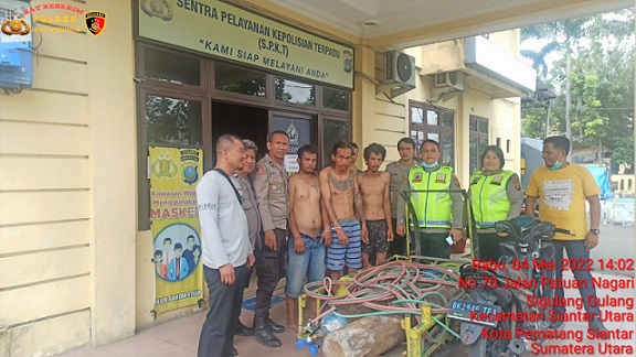 Ketiga Pelaku pencurian dan barang bukti diapit Kasat Reskrim AKP Banuara Manurung SH, Kapolsek Siantar Utara IPTU Herli D Damanik SH serta anggota
