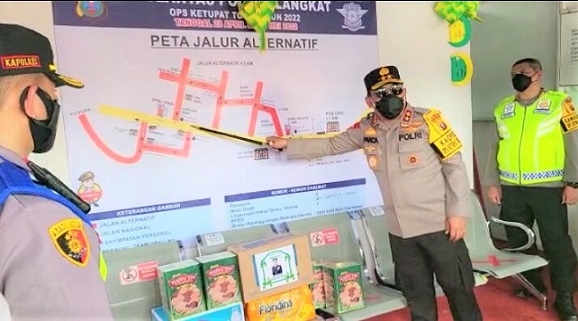 Kapolda Sumut, Irjen Pol RZ Panca Putra Simanjuntak meninjau Pos Pengamanan di Jalan Lintas Sumatera (Jalinsum) Medan-Aceh. (Foto Ist)