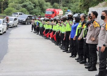 Kapolrestabes Medan Kombes Pol Valentino Alfa Tatareda dan sejumlah pimpinan kepolisian siaga di jalur wisata Berastagi. (Foto Ist)