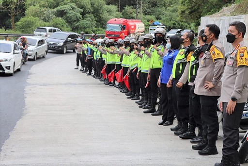 Kapolrestabes Medan Kombes Pol Valentino Alfa Tatareda dan sejumlah pimpinan kepolisian siaga di jalur wisata Berastagi. (Foto Ist)