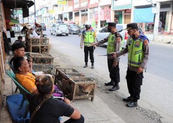 Personil Polrestabes Medan berikan pengarahan dan himbauan kepada pedagang di Pasar Pancurbatu, Deliserdang. (poto ist)