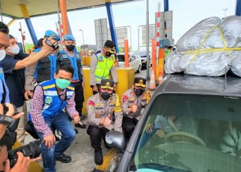 Irwasum Polri Komjem Pol Agung Budi Maryoto bersama Kapolda Sumut Irjen Pol RZ Panca Putra Simanjuntak meninjau Pos Pam Terpadu di exit Tol Tebing Tinggi. (Foto Ist)