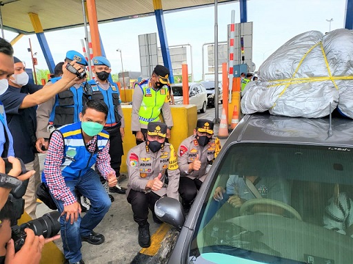 Irwasum Polri Komjem Pol Agung Budi Maryoto bersama Kapolda Sumut Irjen Pol RZ Panca Putra Simanjuntak meninjau Pos Pam Terpadu di exit Tol Tebing Tinggi. (Foto Ist)